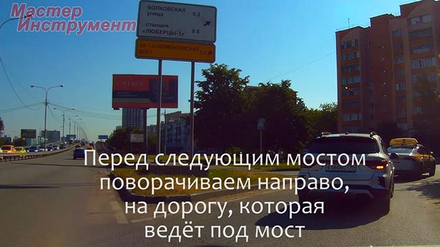 Перед следующим мостом поворачиваем направо, на дорогу, которая ведёт под мост