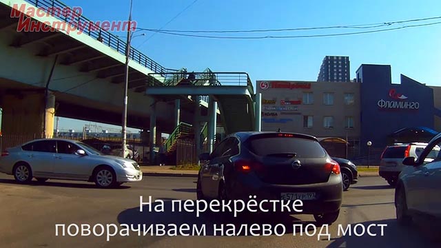 На перекрёстке поворачиваем налево под мост